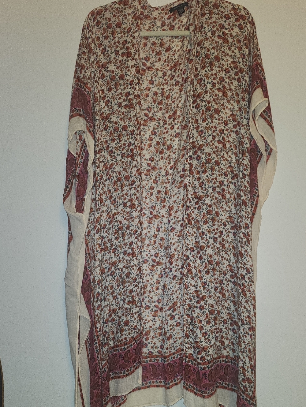 AMERICAN EAGLE        Floral Print Komono-- Perfect For Layering